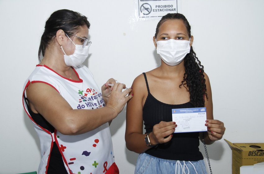 SAÚDE INICIA APLICAÇÃO DA 3ª DOSE DA VACINA CONTRA A COVID EM ADOLESCENTES NESTA SEGUNDA-FEIRA