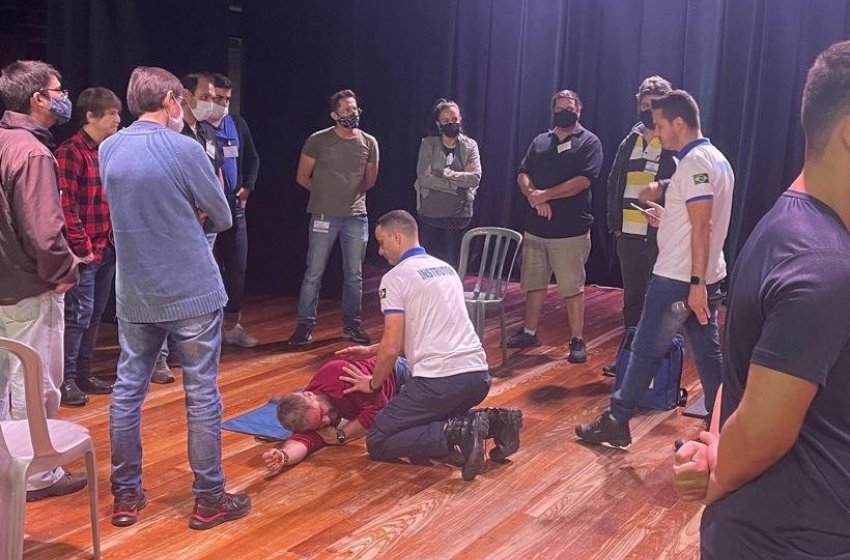 PROFESSORES DA ESCOLA DAS ARTES APRENDEM TÉCNICAS DE PRIMEIROS SOCORROS
