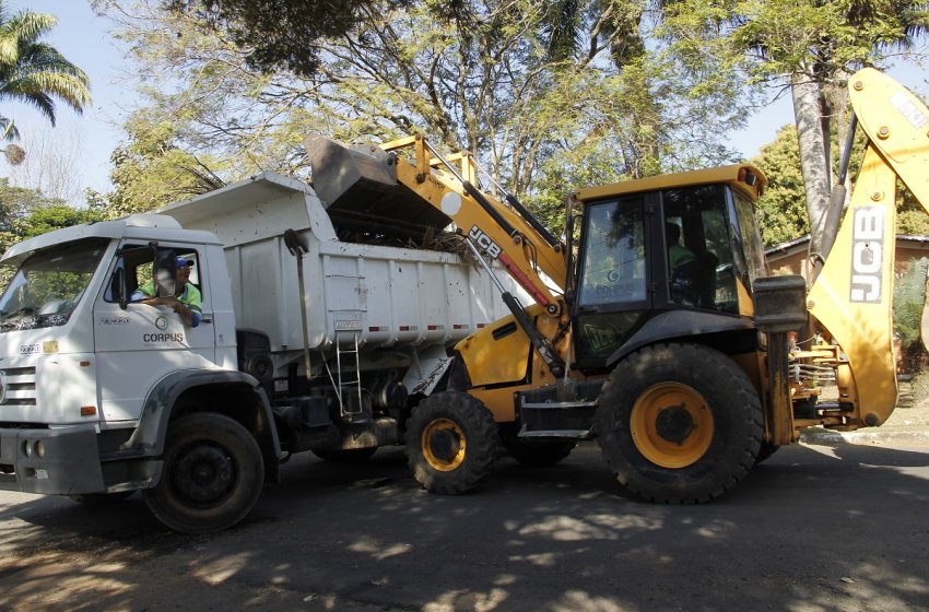 PREFEITURA DE JAGUARIÚNA REALIZA RETIRADA DE ENTULHO E GALHOS