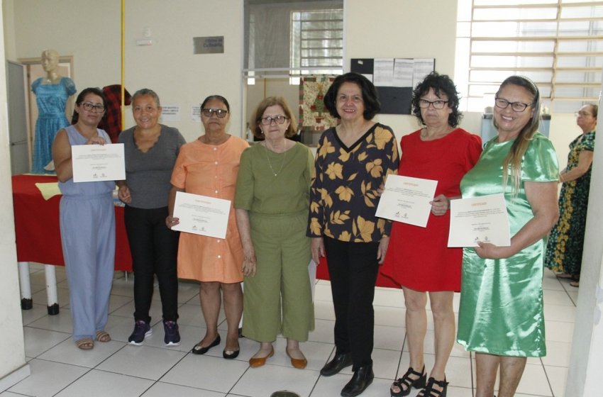 ALUNOS DE QUATRO CURSOS DO FUNDO SOCIAL DE JAGUARIÚNA RECEBEM CERTIFICADO DE CONCLUSÃO 