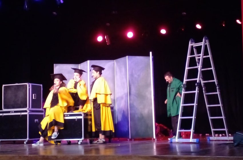 ESTUDANTES DE JAGUARIÚNA ASSISTEM À PEÇA TEATRAL DA FUNDAÇÃO SICREDI SOBRE O FUTURO DOS JOVENS