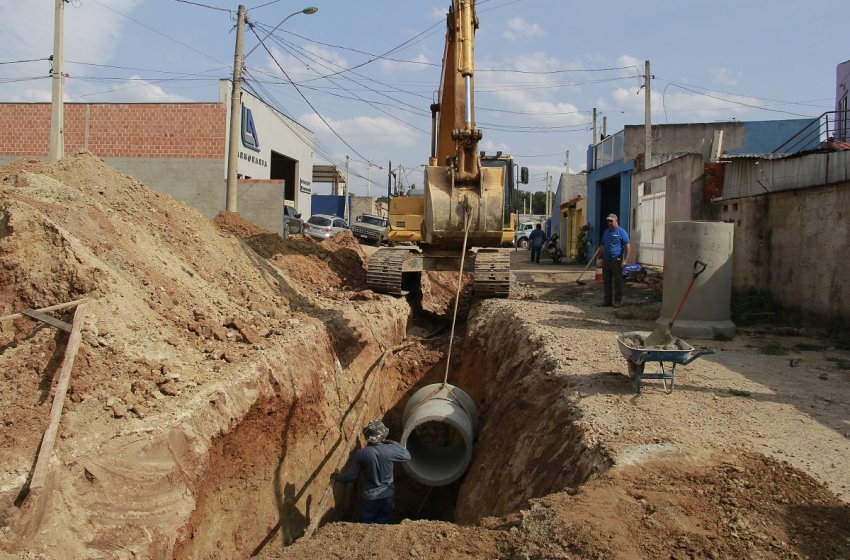 PREFEITURA DE JAGUARIÚNA REALIZA OBRA DE DRENAGEM PLUVIAL E PAVIMENTAÇÃO NO VARGEÃO