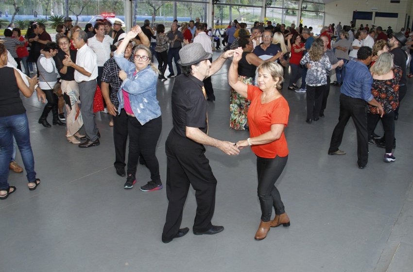 BAILE DA TERCEIRA IDADE LOTOU SALÃO DO PARQUE SERRA DOURADA