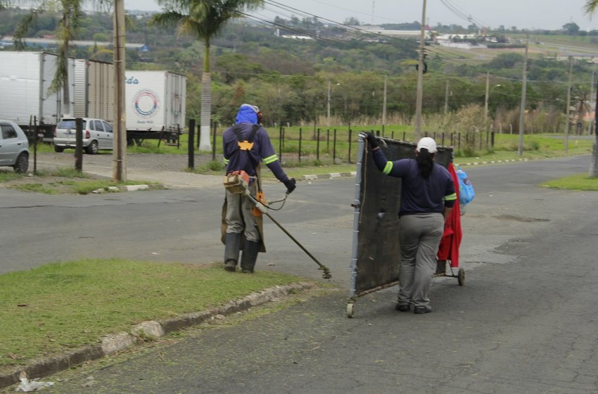 OBRAS REALIZA SERVIÇOS DE ROÇAGEM NESTA QUINTA-FEIRA    