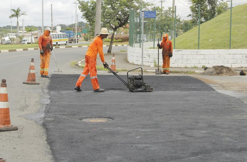 OPERAÇÃO TAPA-BURACOS ACONTECE EM VÁRIOS BAIRROS