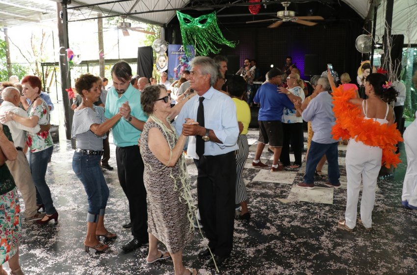 QUINTA-FEIRA TEM CARNAVAL NO BAILE DA TERCEIRA IDADE