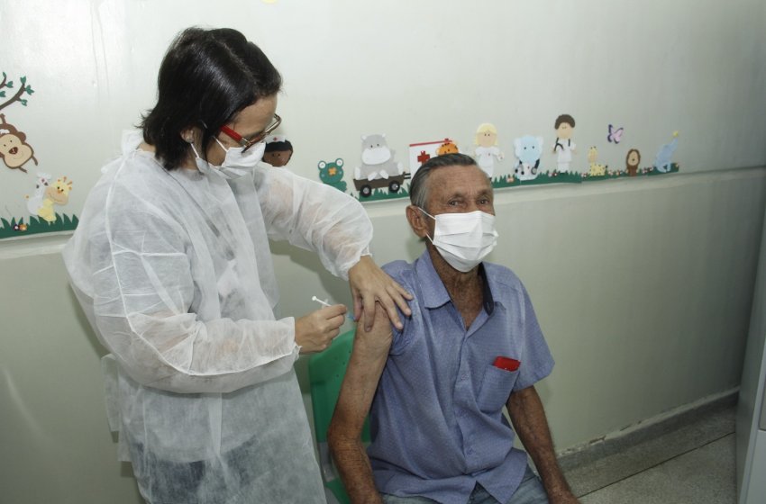 IDOSOS DE MAIS DE 60 ANOS SÃO VACINADOS COM A PFIZER BIVALENTE CONTRA A COVID-19