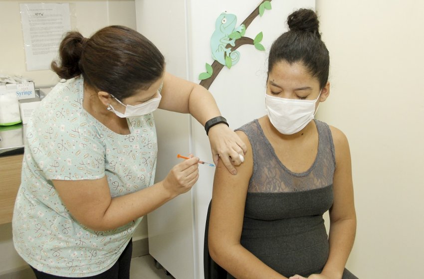 SAÚDE DE JAGUARIÚNA INICIA VACINAÇÃO BIVALENTE CONTRA A COVID PARA GESTANTES E PUÉRPERAS