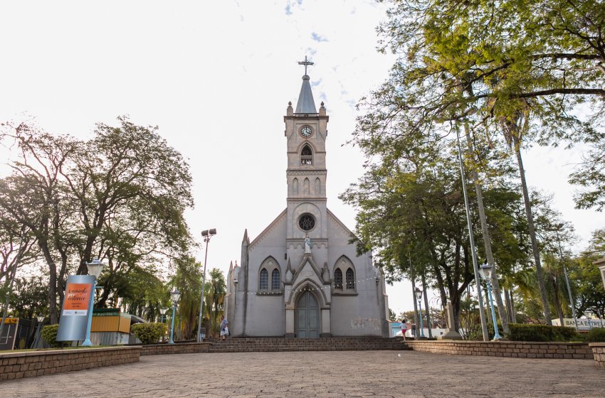 COMPRAS COM SERTANEJO É NESTE SÁBADO NO MÚSICA NA PRAÇA