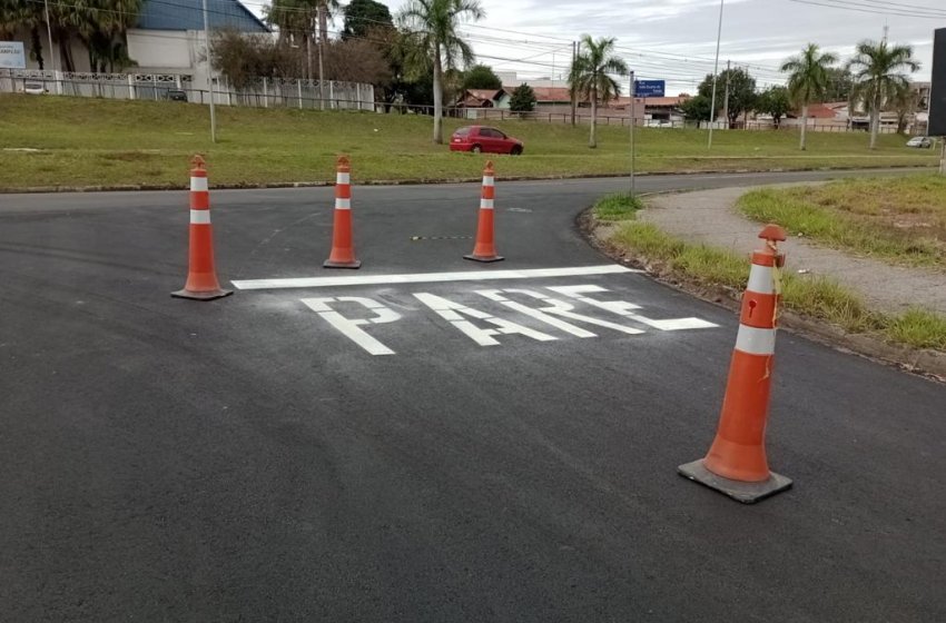 MOBILIDADE URBANA REALIZA SINALIZAÇÃO DE SOLO E TROCA DE PLACAS DE NOMES DE RUA