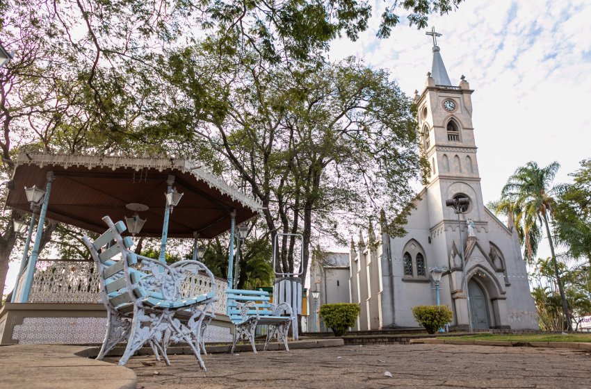 AMANHÃ TEM SHOW DE SAMBA NA PRAÇA UMBELINA BUENO