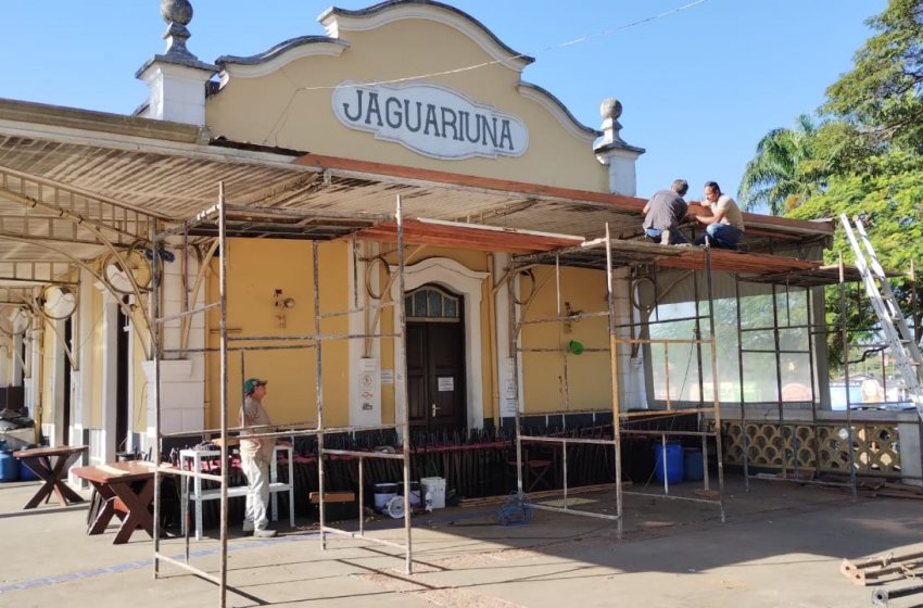 PREFEITURA REALIZA MANUTENÇÃO NO MADEIRAMENTO DO PRÉDIO DO CENTRO CULTURAL