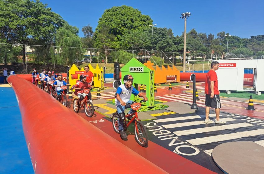ALUNOS DE JAGUARIÚNA PARTICIPAM DO 1º DIA DO PROJETO ‘NA PISTA CERTA’