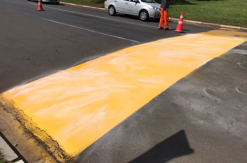 MOBILIDADE URBANA REALIZA PINTURA DE LOMBADAS NA AVENIDA MARGINAL
