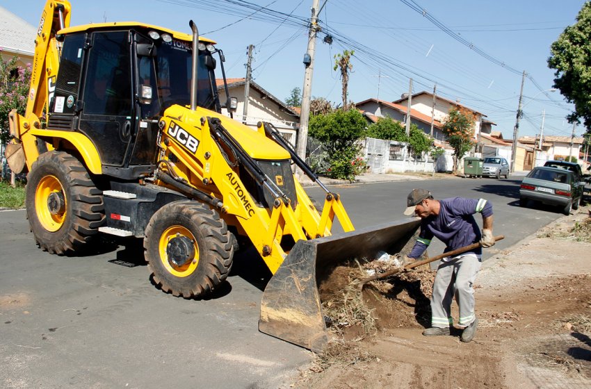PREFEITURA REALIZA REMOÇÃO DE ENTULHO E GALHOS EM VÁRIOS BAIRROS