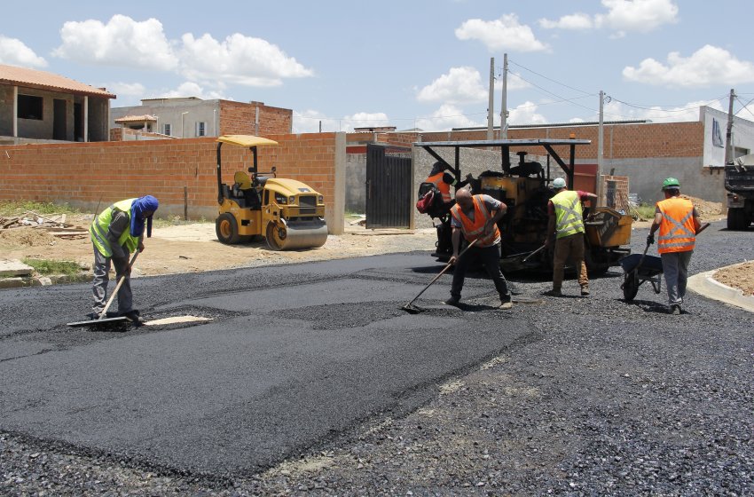 PREFEITURA INICIA PAVIMENTAÇÃO DA RUA PAULO VELOZZO NO BAIRRO VARGEÃO