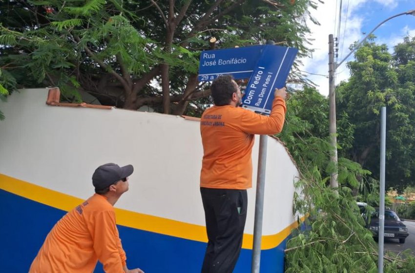MOBILIDADE URBANA TROCA PLACAS DE SINALIZAÇÃO DE TRÂNSITO E DE NOMES DE RUA