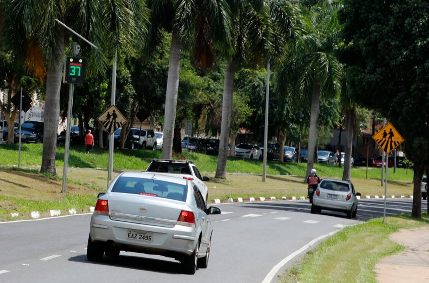 PREFEITURA DE JAGUARIÚNA INSTALA LOMBADAS ELETRÔNICAS PARA CONTROLE DE VELOCIDADE
