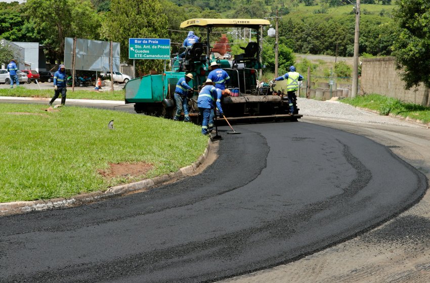 PREFEITURA REALIZA RECAPEAMENTO NA ROTATÓRIA DO CAPOTUNA DA AVENIDA PINTO CATÃO