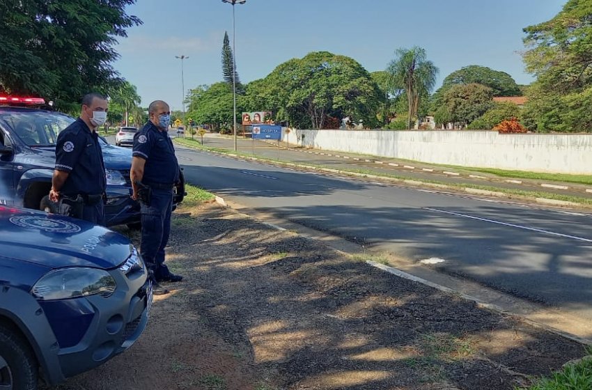 POLÍCIA MUNICIPAL MANTÉM BARREIRAS E COÍBE CONSUMO DE BEBIDAS ALCOÓLICAS EM ÁREAS PÚBLICAS NO FINAL DE SEMANA