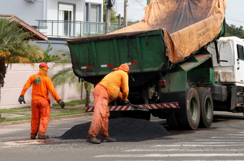 PREFEITURA REALIZA SERVIÇO DE TAPA-BURACOS EM TRÊS BAIRROS