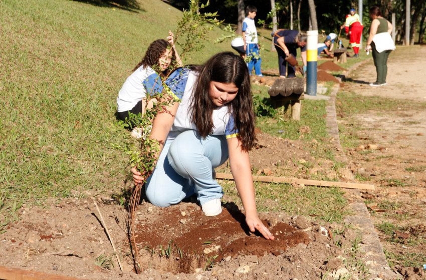 ALUNOS DO ENSINO FUNDAMENTAL PARTICIPAM DE ATIVIDADE DO DIA DO MEIO AMBIENTE EM JAGUARIÚNA