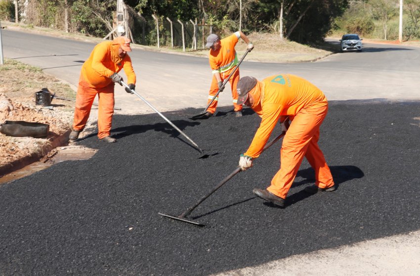 PREFEITURA REALIZA SERVIÇO DE TAPA-BURACOS NESTA SEGUNDA