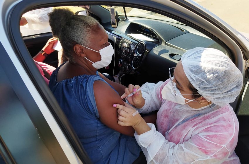 VACINAÇÃO CONTRA A COVID PARA PESSOAS A PARTIR DE 64 ANOS CONTINUA NESTA SEGUNDA-FEIRA NO PARQUE SANTA MARIA
