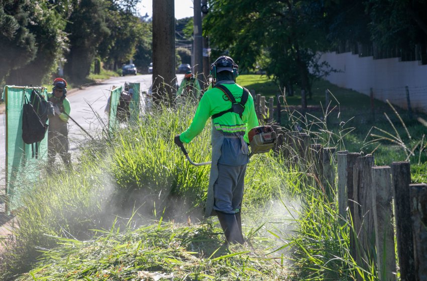 PREFEITURA REALIZA SERVIÇOS DE ROÇAGEM NESTA TERÇA 