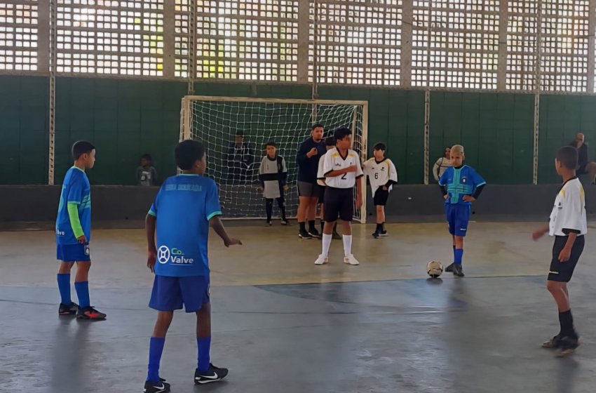 INTERNÚCLEOS DE FUTSAL TEVE INÍCIO NO PARQUE MENEGON