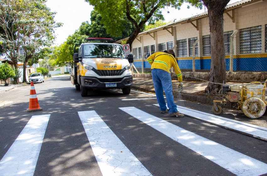 MOBILIDADE URBANA REALIZA PINTURA DE SINALIZAÇÃO DE SOLO 