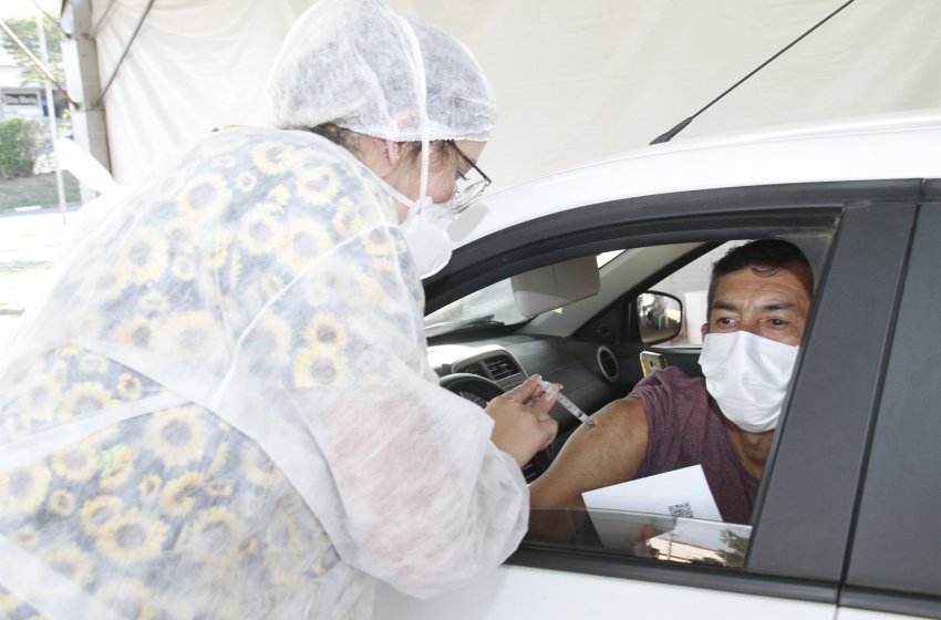 SAÚDE INICIA VACINAÇÃO DE JAGUARIUNENSES COM MAIS DE 43 ANOS NESTA QUARTA-FEIRA