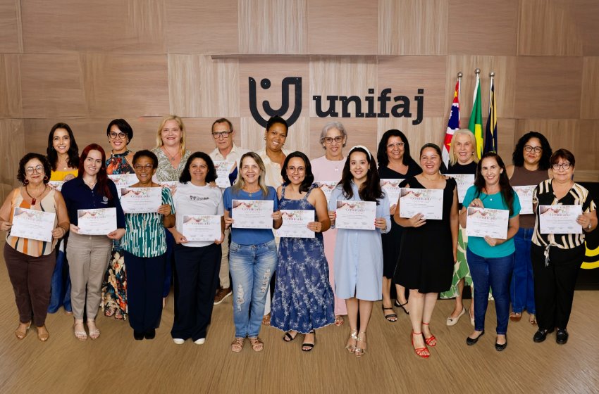 PREFEITURA DE JAGUARIÚNA CONCLUI CURSO DE ARTE FLORAL 