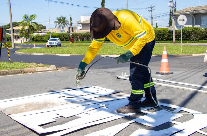 MOBILIDADE URBANA REALIZA PINTURA DE SINALIZAÇÃO DE SOLO NESTA SEGUNDA