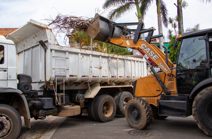 PREFEITURA REALIZA SERVIÇOS DE CATA-ENTULHO NESTA SEGUNDA
