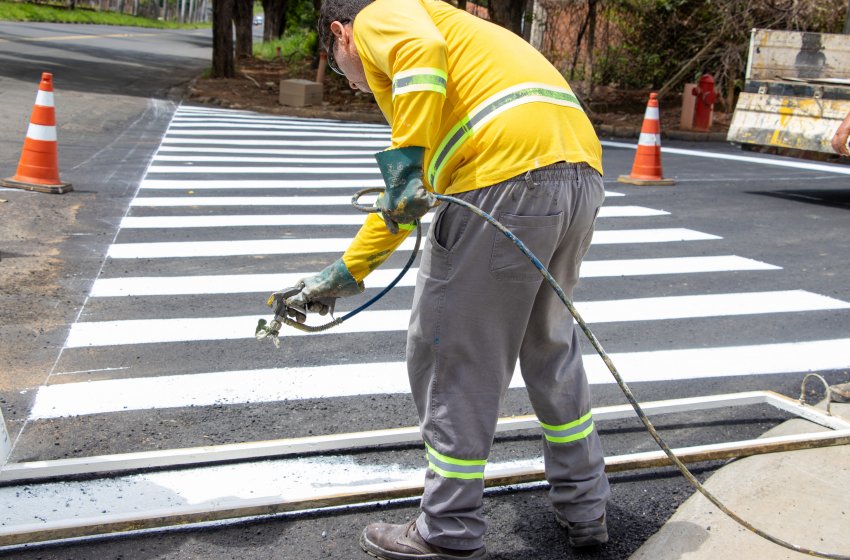 MOBILIDADE REALIZA SINALIZAÇÃO DE SOLO NA RUA SOUZA