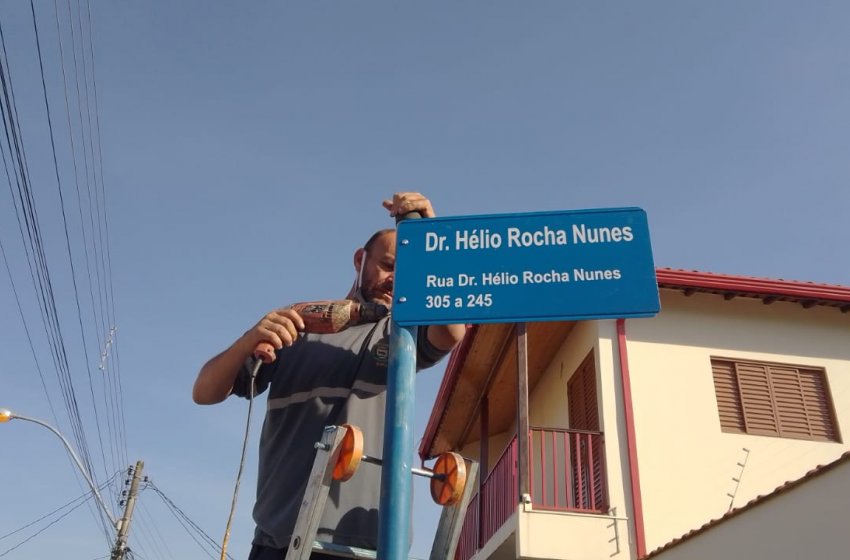 PREFEITURA DE JAGUARIÚNA REALIZA PINTURA E TROCA DE PLACAS EM VIAS PÚBLICAS NESTA SEGUNDA-FEIRA