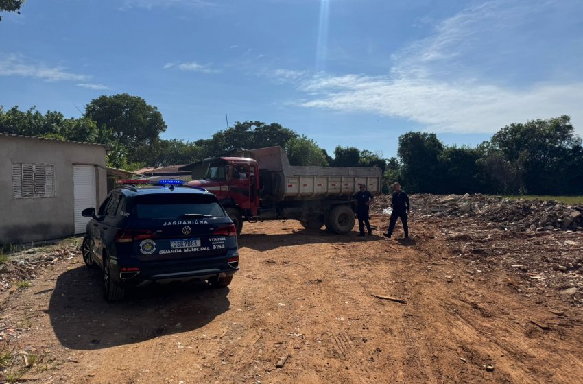 FISCALIZAÇÃO E GUARDA MUNICIPAL FLAGRAM DESCARTE IRREGULAR NO RECANTO CAMANDUCAIA