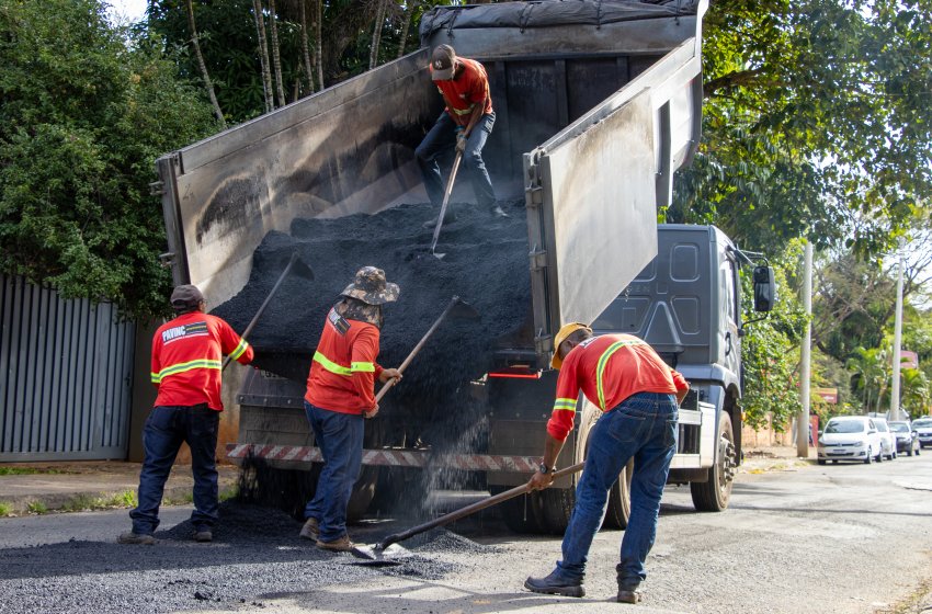 PREFEITURA REALIZA OPERAÇÃO TAPA-BURACOS EM DIVERSOS PONTOS DE JAGUARIÚNA NESTA SEGUNDA-FEIRA