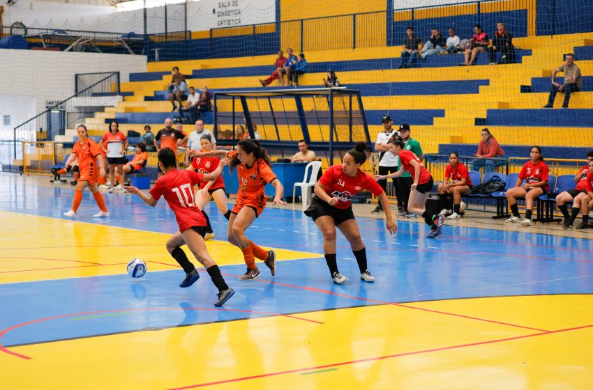 ADAGA GOLEIA E LIDERA COPA JAGUARIÚNA DE FUTSAL FEMININO  