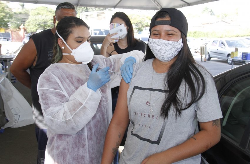 JAGUARIÚNA INICIA VACINAÇÃO CONTRA A COVID DE ADOLESCENTES GESTANTES, PUÉRPERAS, COM COMORBIDADES E DEFICIÊNCIA NESTA QUARTA-FEIRA   