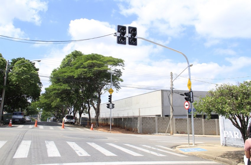 PREFEITURA DE JAGUARIÚNA INSTALA DOIS NOVOS SEMÁFOROS NA REGIÃO CENTRAL