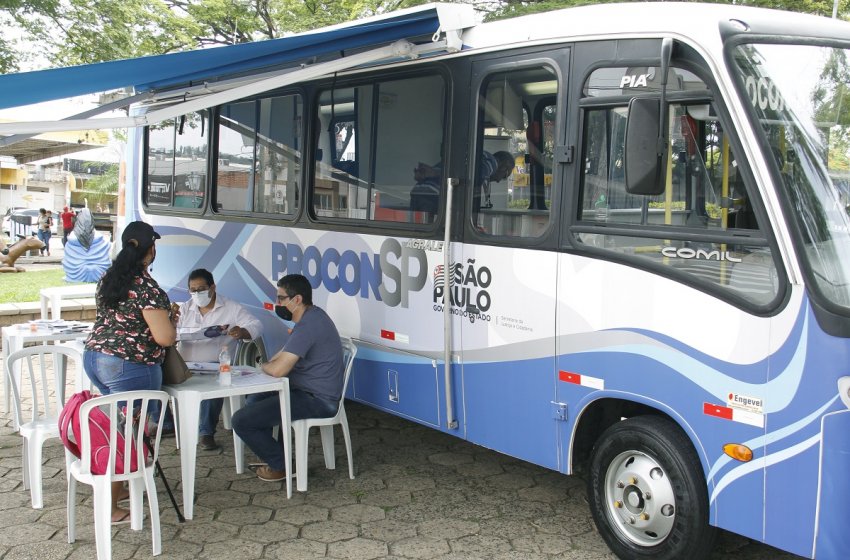 PROCON MÓVEL PRESTA ATENDIMENTO À POPULAÇÃO NA PRAÇA UMBELINA BUENO
